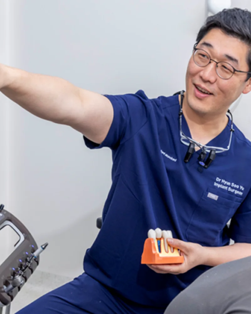 Dr Hyun Soo Yu walking a patient through her dental implant plan on a 3D scan
